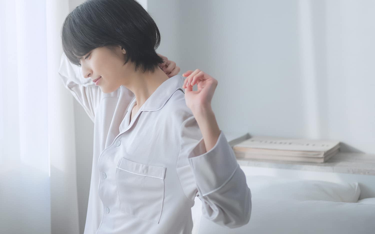 朝起きる女性