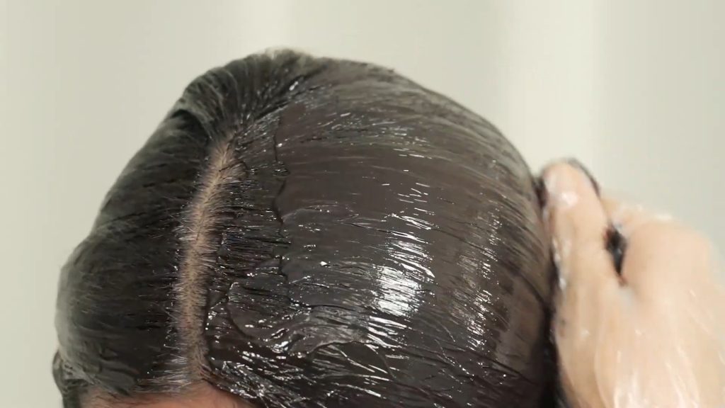 髪にトリートメントを塗る写真